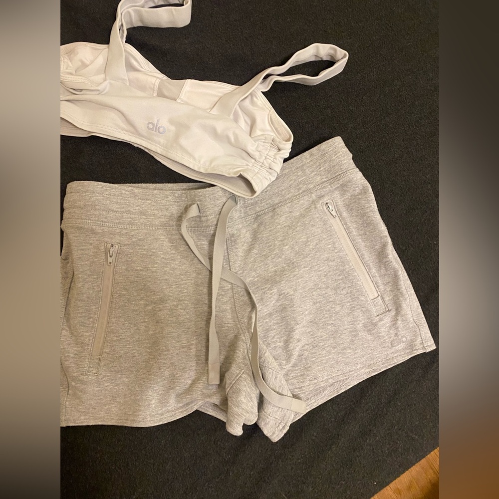 ALO Yoga Women's Light Gray Athletic Shorts end top